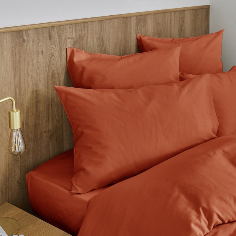 Lot de 2 taies d’oreiller Hestia satin de coton uni caramel 50x75 cm Lot de 2 taies d’oreiller Hestia satin de coton uni caramel 50x75 cm