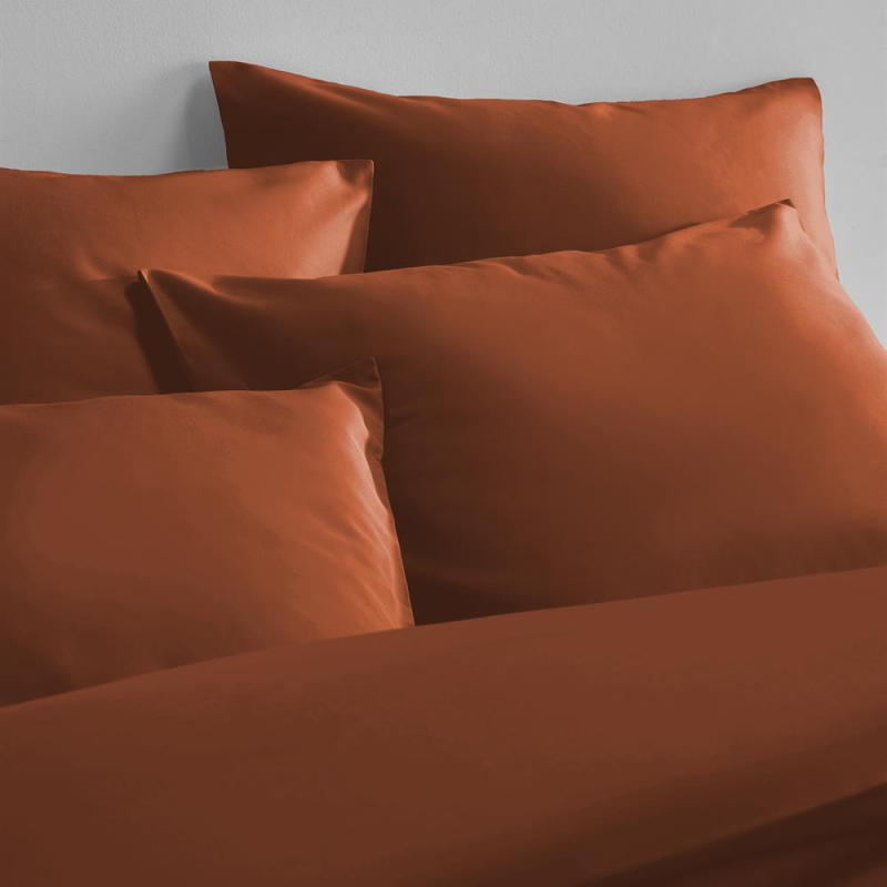 Lot de 2 taies d’oreiller Hestia satin de coton uni caramel 50x75 cm Lot de 2 taies d’oreiller Hestia satin de coton uni caramel 50x75 cm
