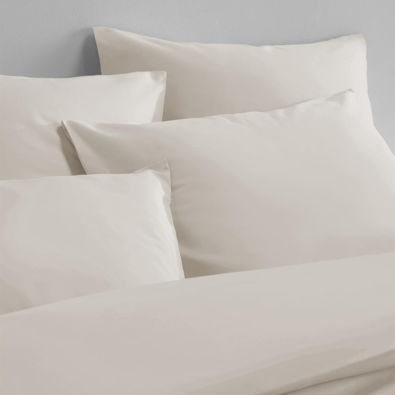 Taies d'oreiller Hestia en satin de coton uni sable zoom 50x75 cm Taies d'oreiller Hestia en satin de coton uni sable zoom 50x75 cm