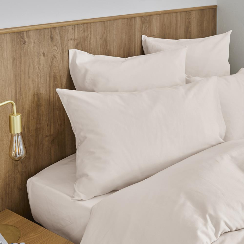 Taies d'oreiller Hestia en satin de coton uni sable 50x75 cm Taies d'oreiller Hestia en satin de coton uni sable 50x75 cm