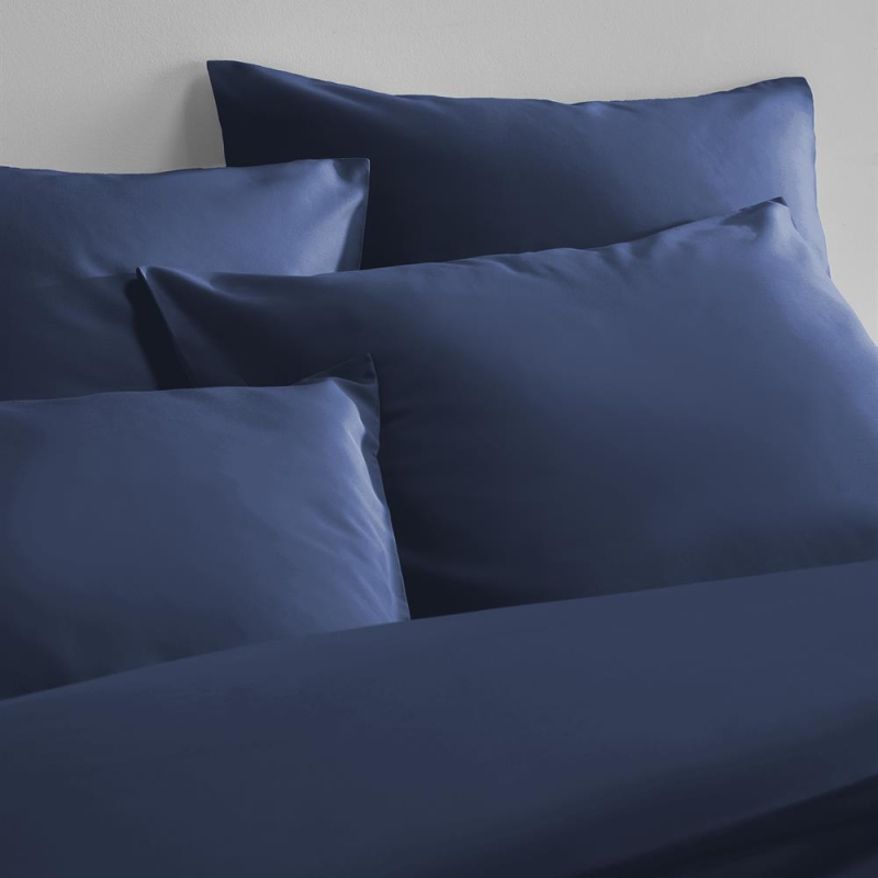Taie d'oreiller Hestia en satin de coton uni bleu indigo 50x75 cm Taie d'oreiller Hestia en satin de coton uni bleu indigo 50x75 cm