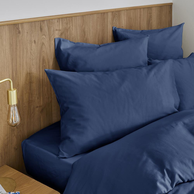 Taie d'oreiller Hestia en satin de coton uni bleu indigo 50x75 cm Taie d'oreiller Hestia en satin de coton uni bleu indigo 50x75 cm