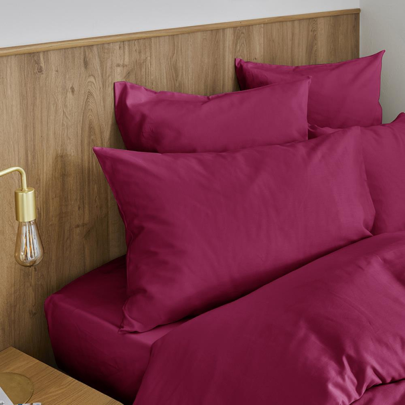 Taie d'oreiller Hestia en satin de coton uni beet red 50x75 Taie d'oreiller Hestia en satin de coton uni beet red 50x75
