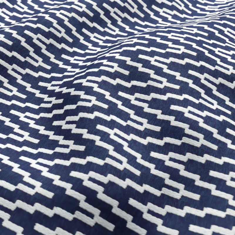 Coussin Zoom sur tissu CALANQUE en jacquard à motifs géométrique pour l'extérieur coloris Marine Coussin Zoom sur tissu CALANQUE en jacquard à motifs géométrique pour l'extérieur coloris Marine