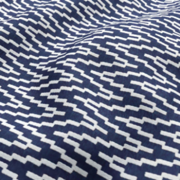 Coussin Zoom sur tissu CALANQUE en jacquard à motifs géométrique pour l'extérieur coloris Marine Coussin Zoom sur tissu CALANQUE en jacquard à motifs géométrique pour l'extérieur coloris Marine