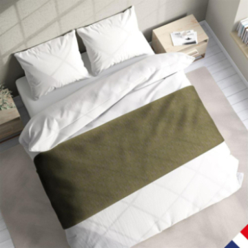 Chemin de lit Écume coloris Tilleul posé sur un lit - Maison Denantes Chemin de lit Écume coloris Tilleul posé sur un lit - Maison Denantes